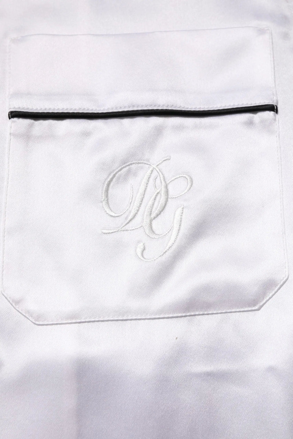 Pochette blanche en satin avec fermeture éclair noire et monogramme brodé pour ensemble pyjama en soie dolce gabbana homme