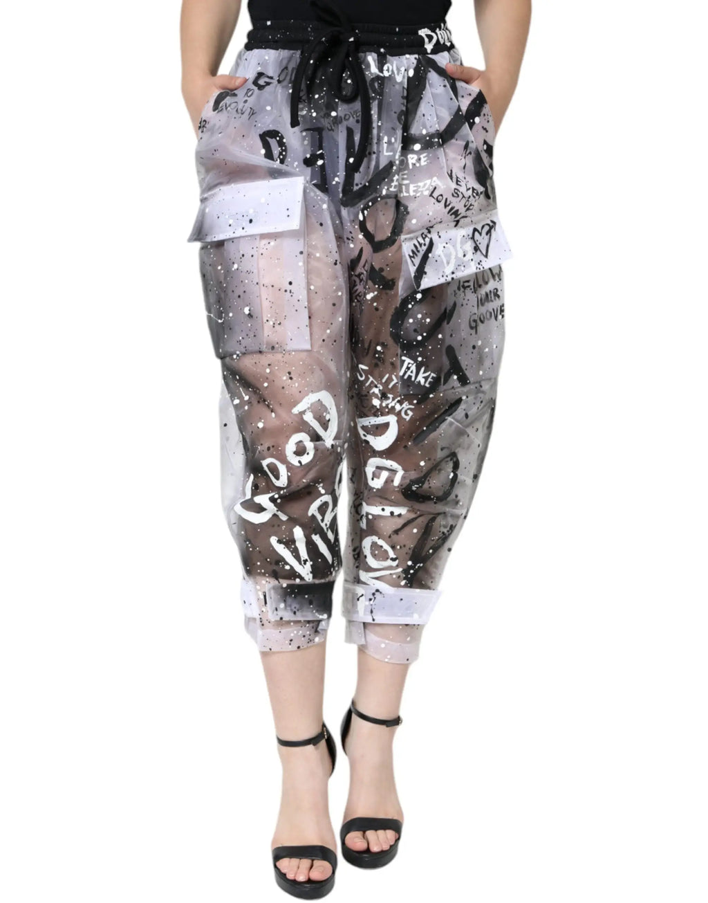 Pantalon cargo court transparent blanc dolce & gabbana avec lettrage noir et blanc style graffiti et accents pailletés