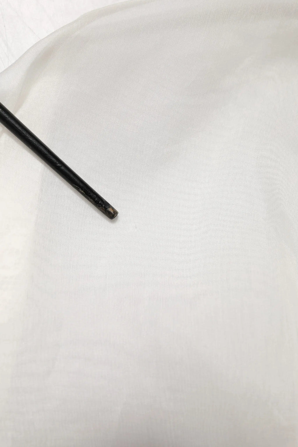 Blouse blanc sheer en soie dentelle avec nœud papillon de dolce & gabbana et baguettes noires mates légèrement usées