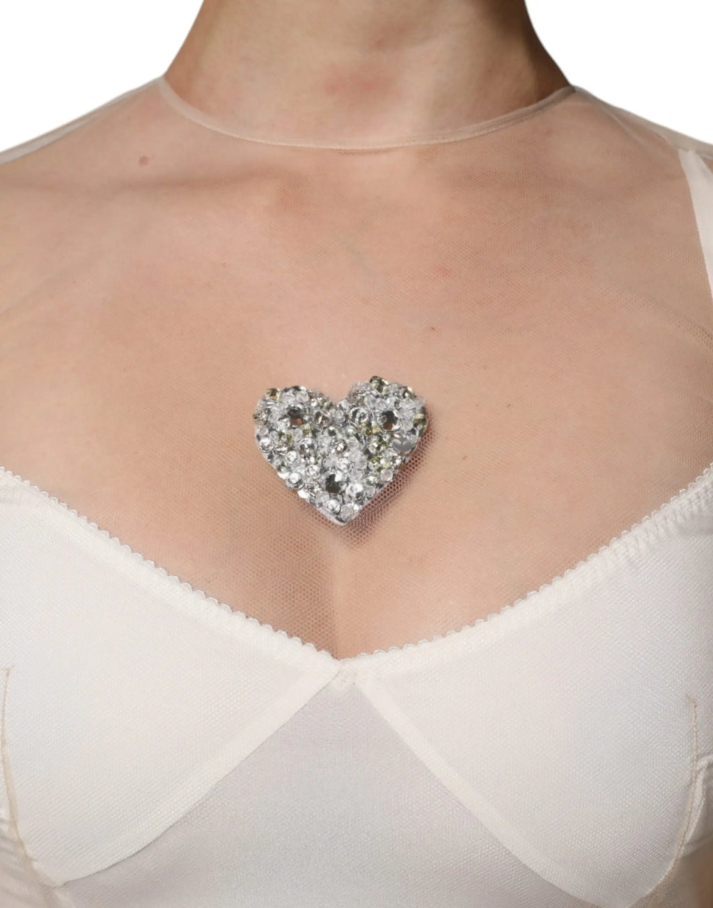 Broche cœur argentée scintillante ornée de strass clairs et foncés sur bustier bodycon midi en tulle blanc dolce & gabbana