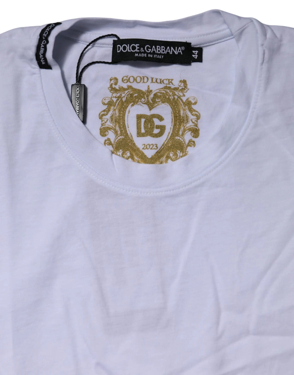 Dolce & Gabbana t-shirt blanc à manches courtes col rond avec écusson brodé or bonne chance 2023