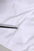 Chopsticks noirs reposant sur un tissu blanc avec un t-shirt dolce & gabbana blanc manches courtes logo dg