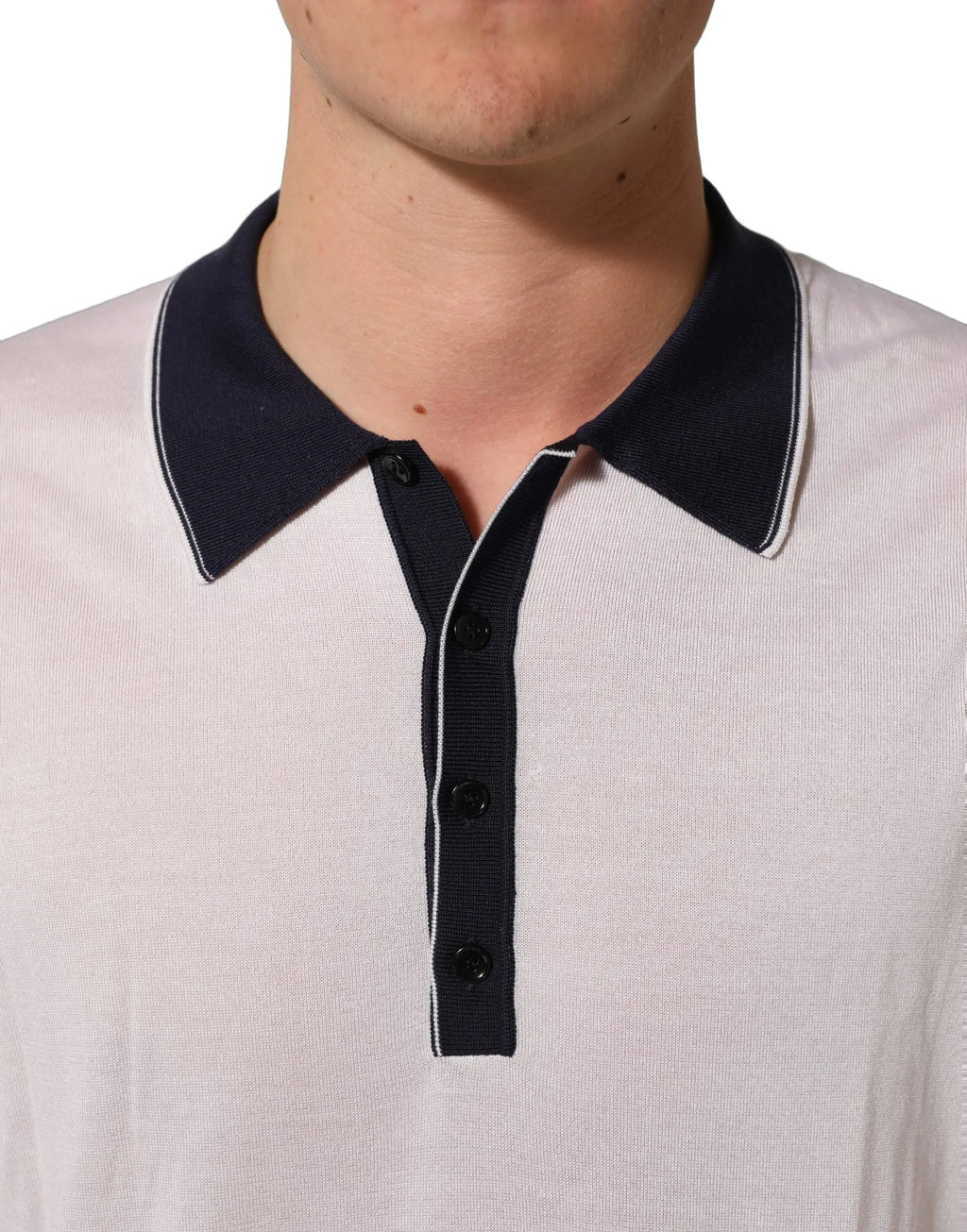Polo blanc cassé dolce & gabbana en soie avec col et patte marine bordés de piping blanc fin