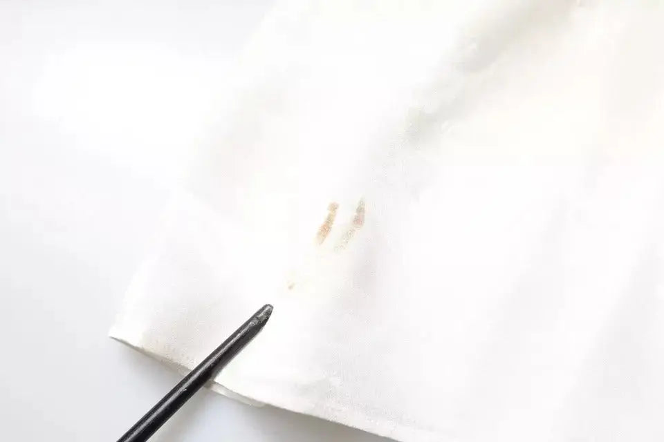 Dolce & gabbana chemise blanche en soie à manches longues avec col avec une tache marron claire indiquée par un stylet noir