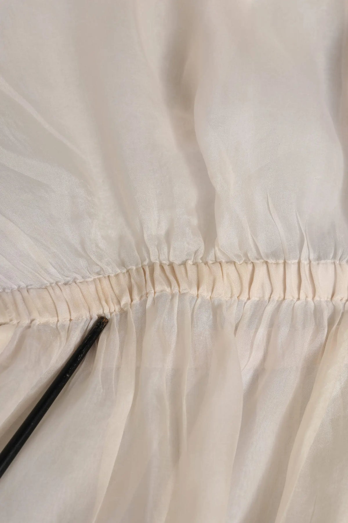 Jupe blanche en tissu doux froncé avec taille élastique associée au chemisier dolce gabbana en soie coton blanc col ascot