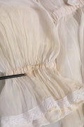 Blouse dolce & gabbana en soie et coton blanc avec col ascot top en chiffon crème léger et dentelle blanche délicate au bas