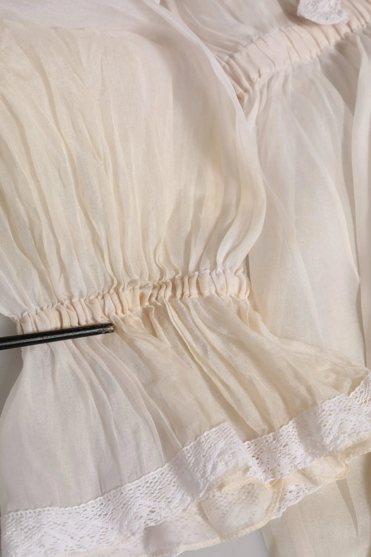 Blouse dolce & gabbana en soie et coton blanc avec col ascot top en chiffon crème léger et dentelle blanche délicate au bas