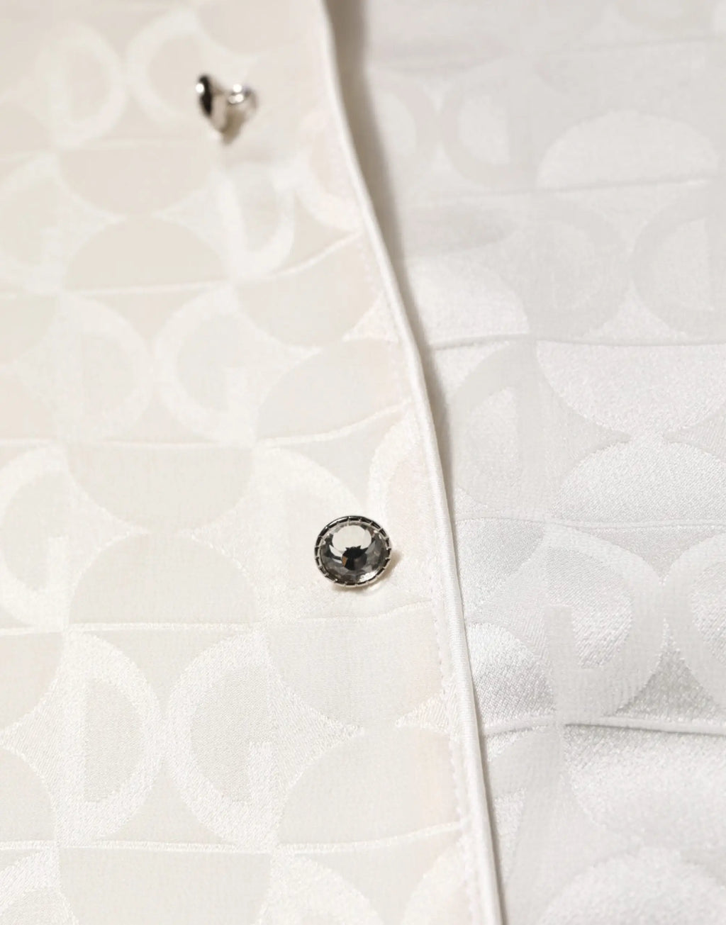 Bouton argenté facetté sur chemise blanche en soie dolce & gabbana à manches longues avec imprimé logo dg embossé