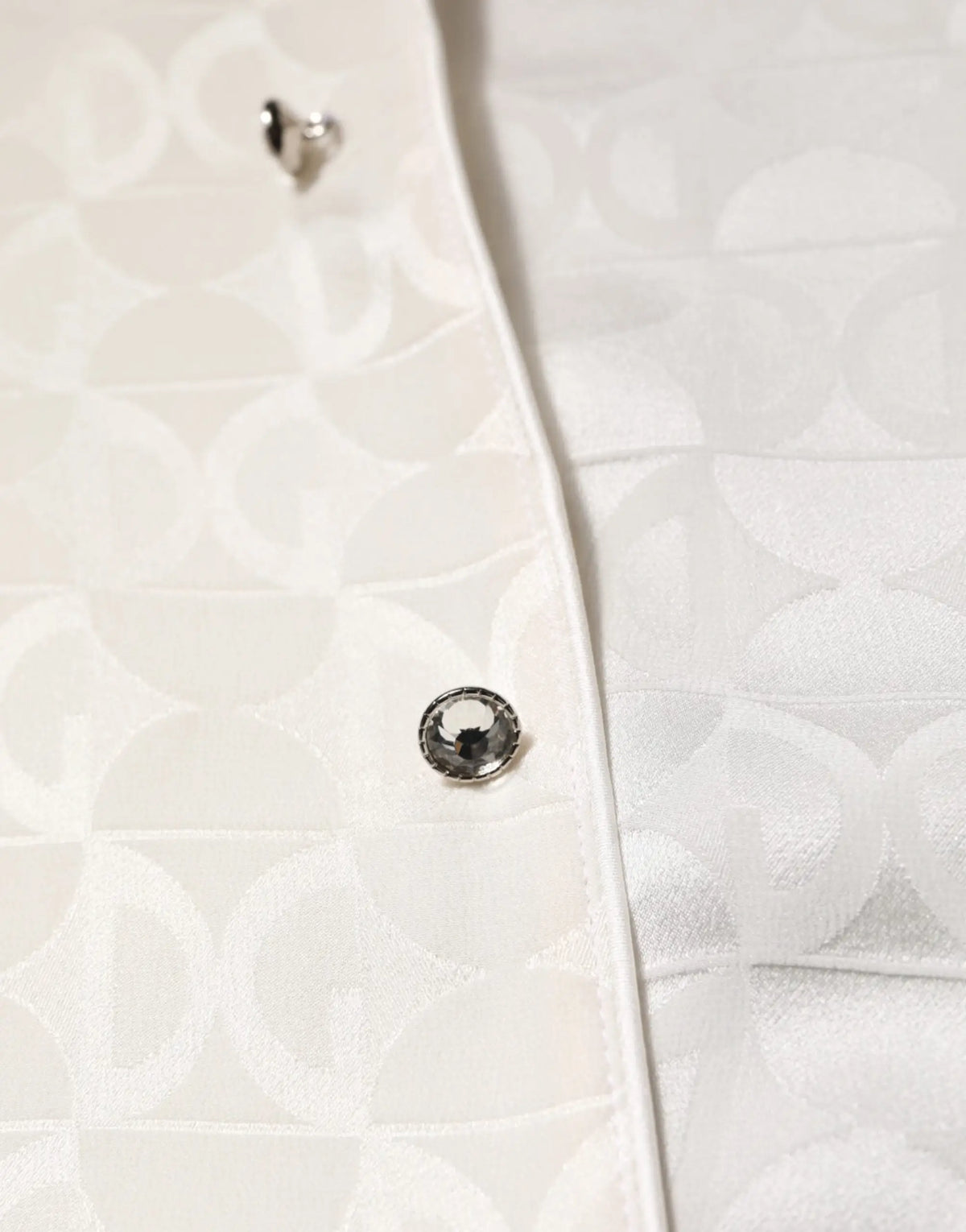 Bouton argenté facetté sur chemise blanche en soie dolce & gabbana à manches longues avec imprimé logo dg embossé