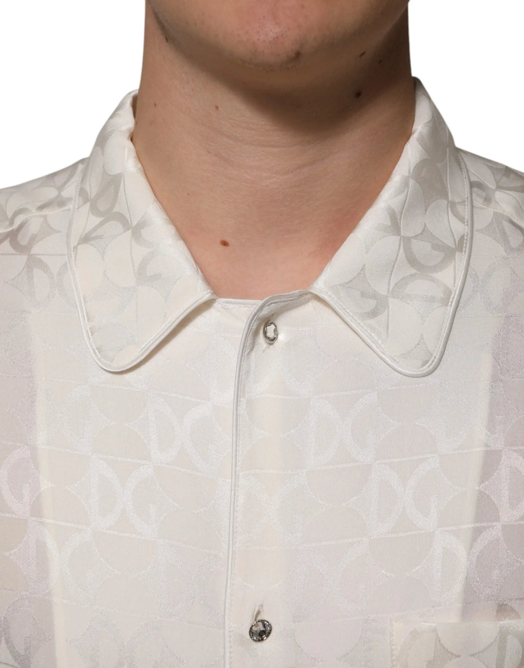 Chemise blanche dolce & gabbana en soie avec manches longues motifs dg et boutons argentés