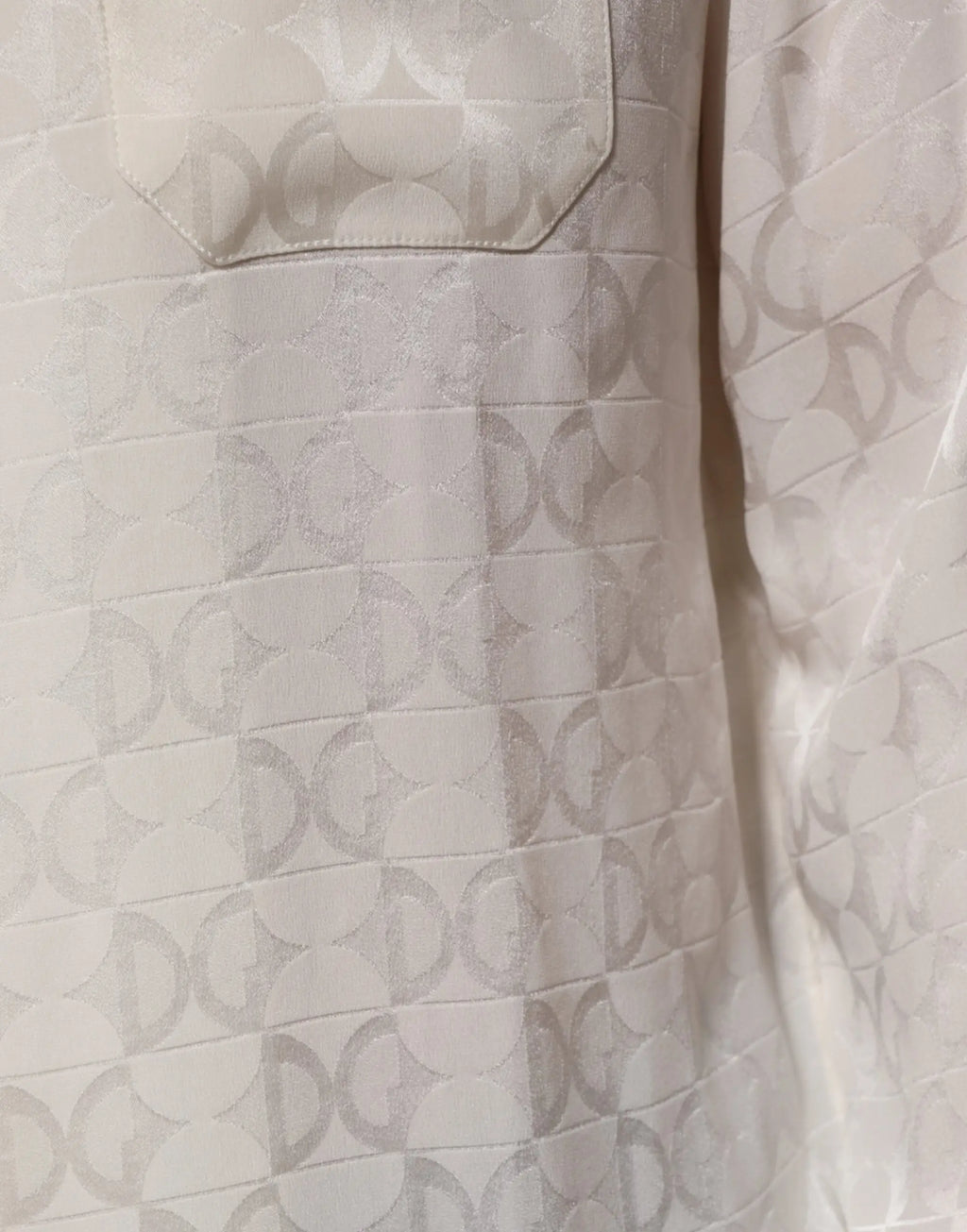 Chemise à manches longues en soie blanche dolce et gabbana avec motif logo dg imprimé et motif discret de cercles entrelacés gris clair