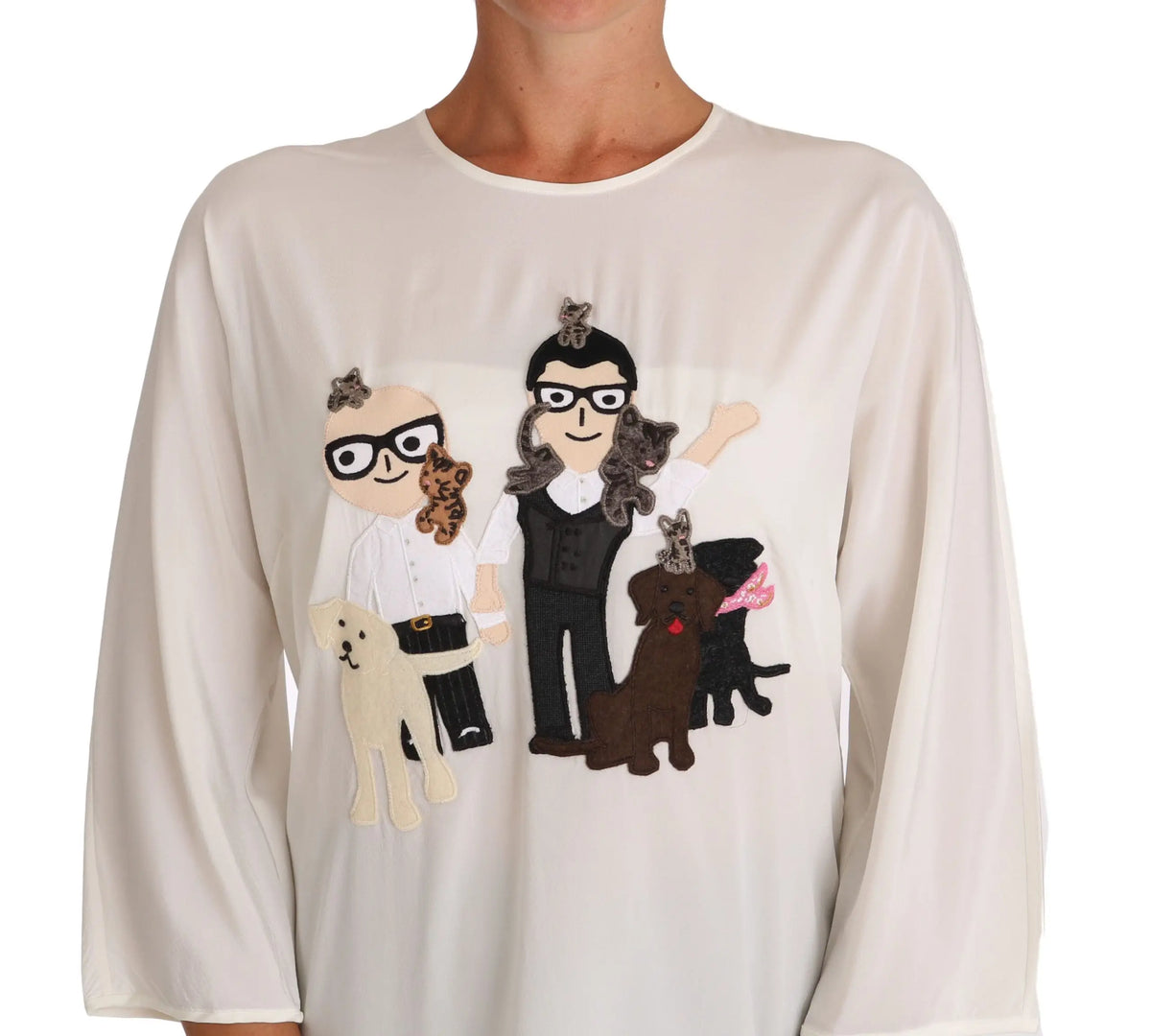 Off-white blouse dolce & gabbana en soie avec manches longues et appliqués cartoon de chiens et personnages
