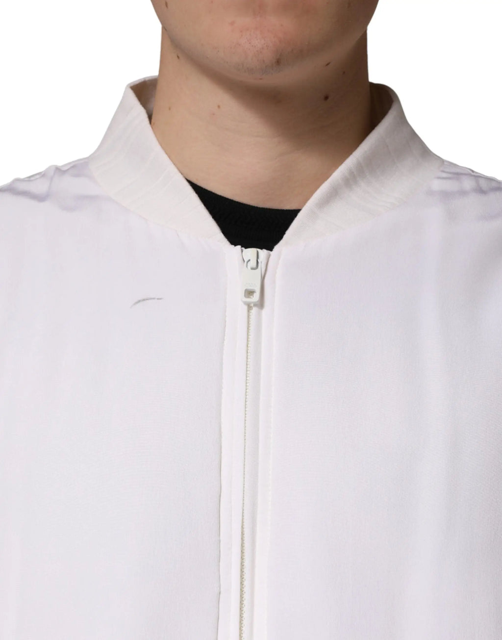 Veste bomber blanche dolce gabbana en soie avec zip complet design minimaliste et logo discret sur la poitrine gauche