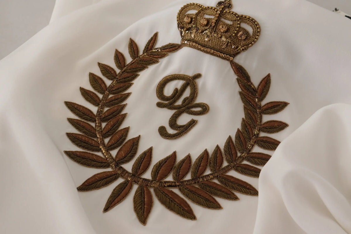 Blouse blanche en soie dolce & gabbana avec crest brodé or et monogramme dg couronne et couronne de laurier