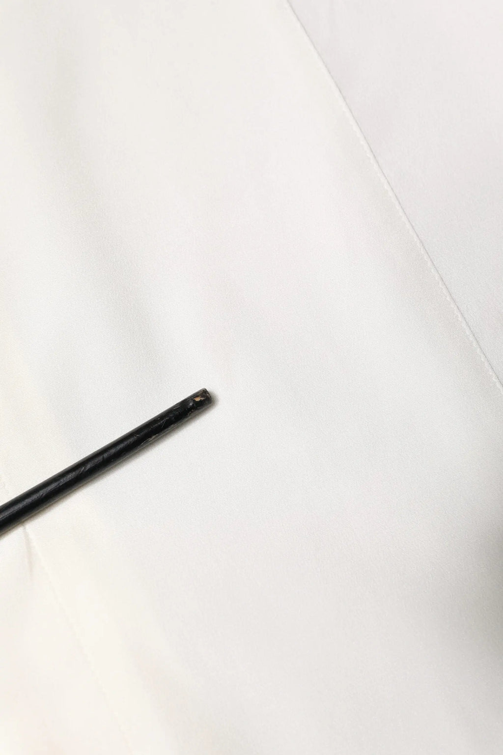 Stylo cylindrique noir à finition mate avec chemise formelle col boutonné blanche soie gold de dolce gabbana