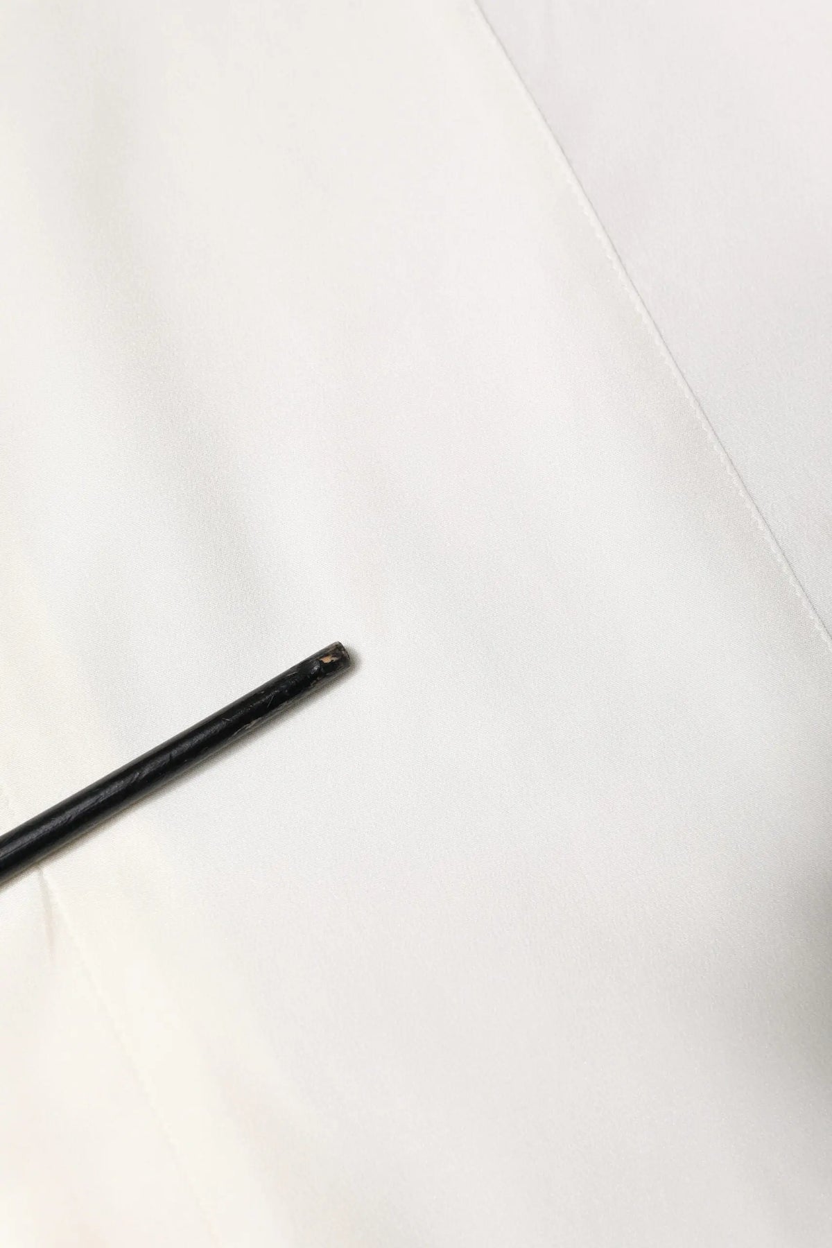 Stylo cylindrique noir à finition mate avec chemise formelle col boutonné blanche soie gold de dolce gabbana