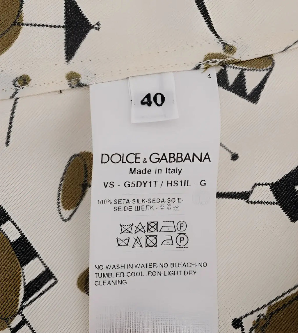 Étiquette de soin blanche dolce & gabbana en soie 100 pour cent taille 40 fabriquée en italie sur chemise jazz motif imprimé blanche