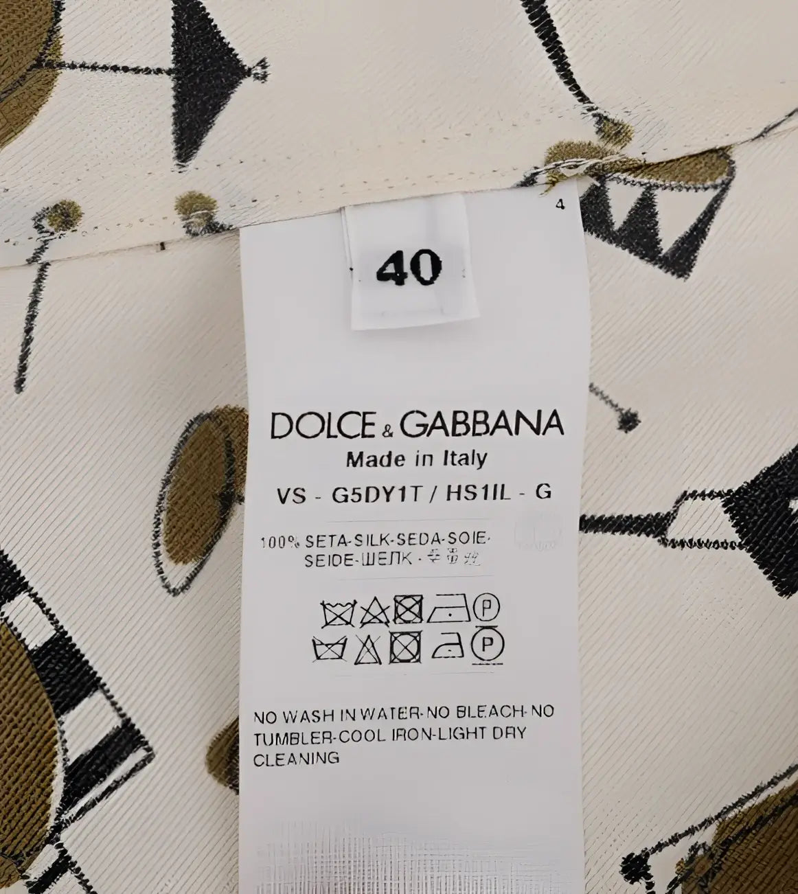 Étiquette de soin blanche dolce & gabbana en soie 100 pour cent taille 40 fabriquée en italie sur chemise jazz motif imprimé blanche