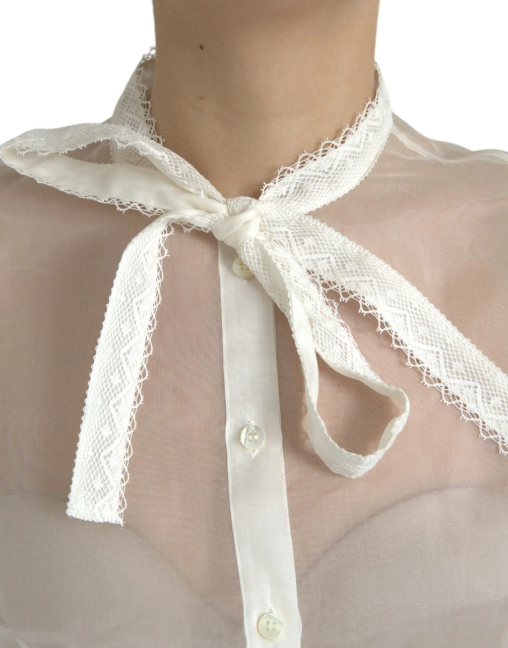 Noeud papillon en dentelle blanche avec motifs géométriques délicats sur top blanc en soie dolce gabbana à col ascot manches longues