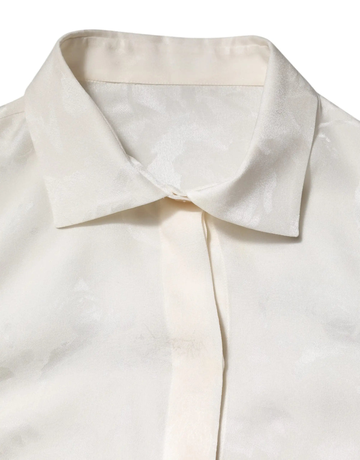 Une blouse blanche en satin doux avec un col pointu classique par dolce & gabbana manches longues en soie