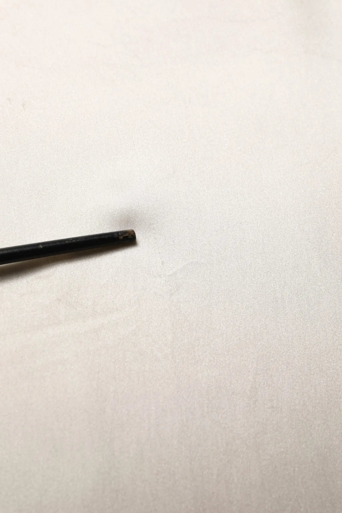 Barillet de stylo cylindrique noir avec pull col roulé blanc en soie à manches longues dolce gabbana