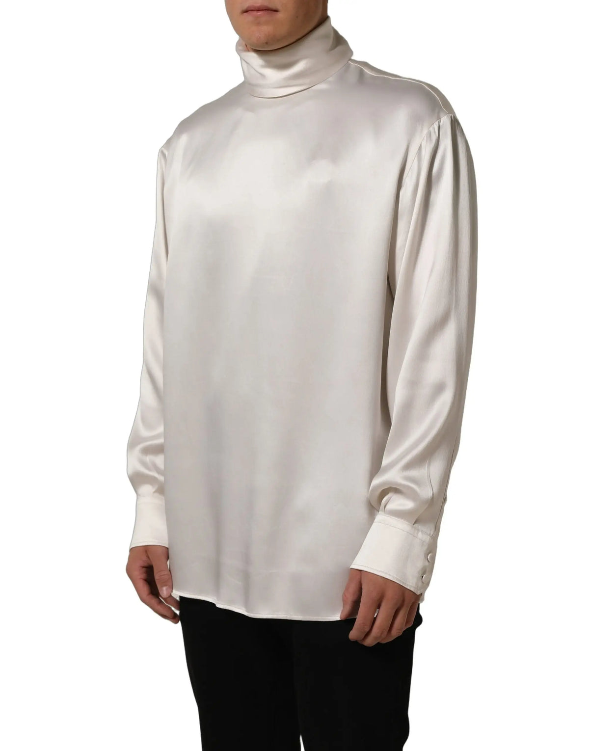 Un pull dolce & gabbana en satin blanc cassé avec col roulé manches longues et poignets boutonnés