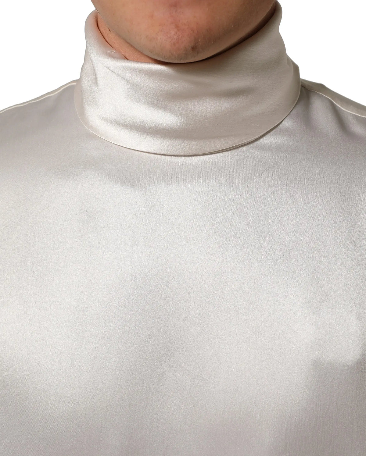 Un pull col roulé en satin blanc cassé dolce & gabbana avec manches longues en soie brillante