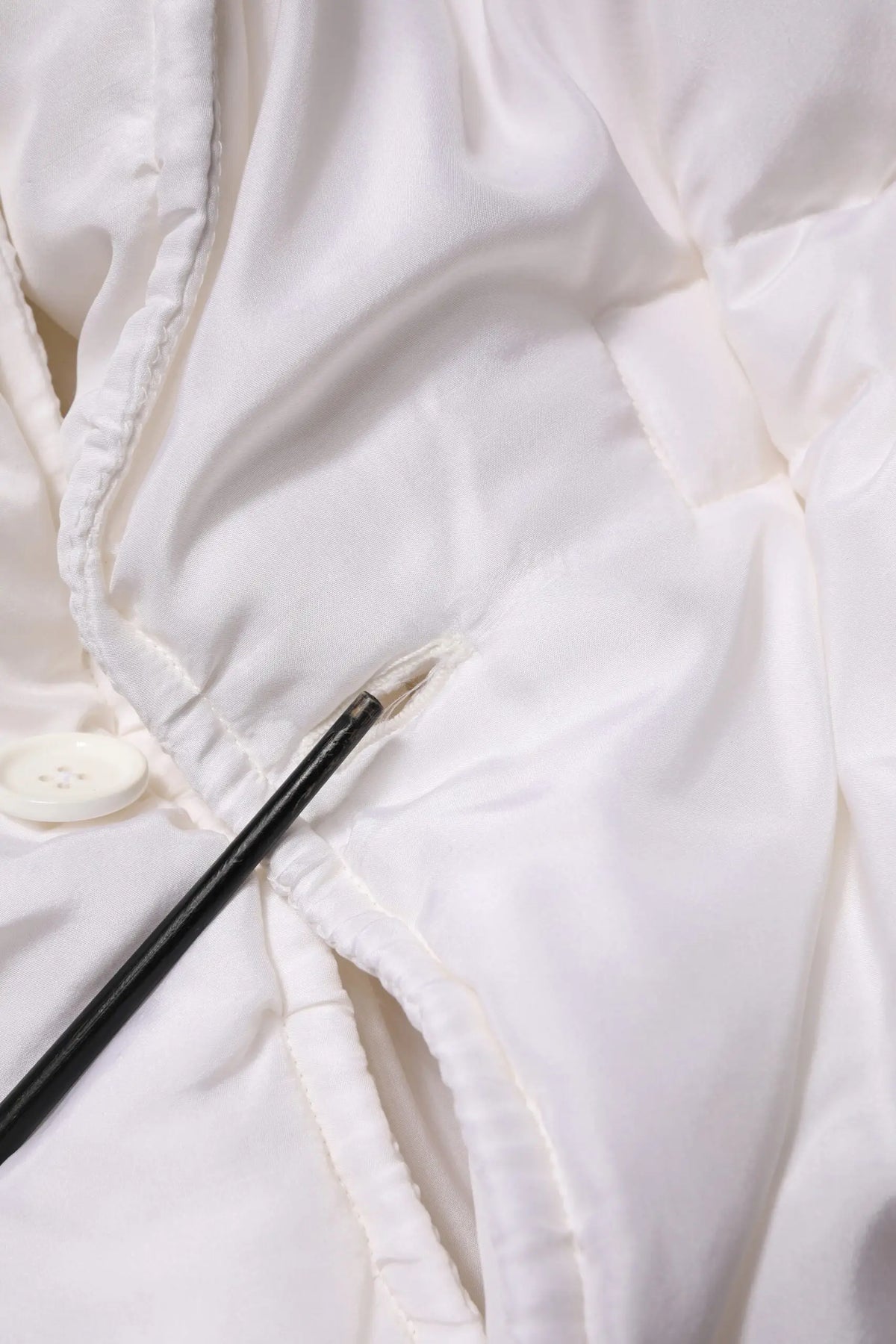Parka homme dolce & gabbana en soie blanche matelassée avec tissu lisse et couture visible