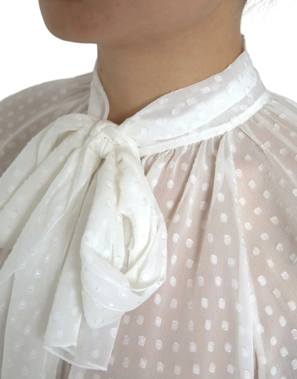 Blouse blanche dolce & gabbana en soie légère transparente avec motifs à pois blancs et nœud élégant au col