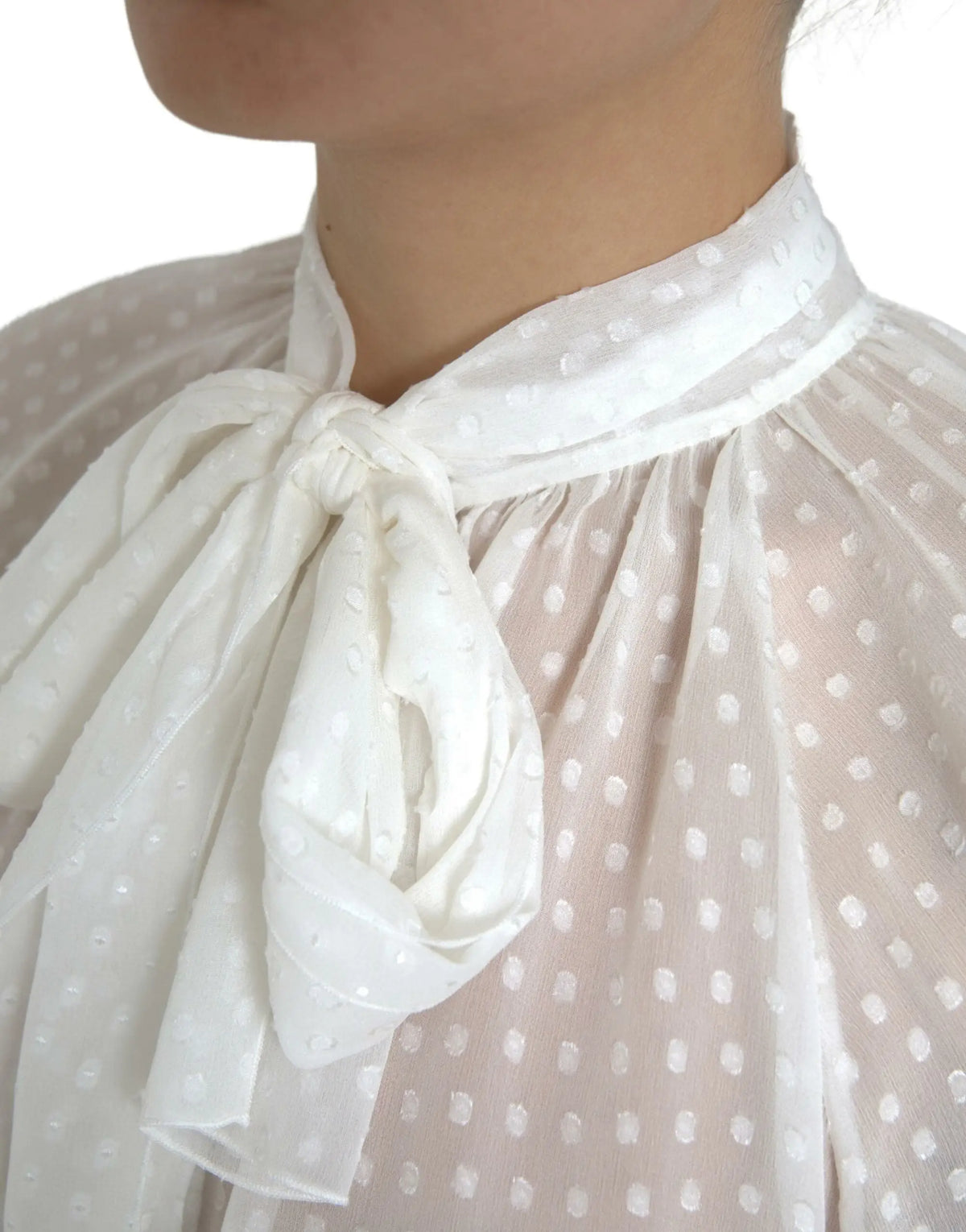 Blouse blanche dolce & gabbana en soie légère transparente avec motifs à pois blancs et nœud élégant au col