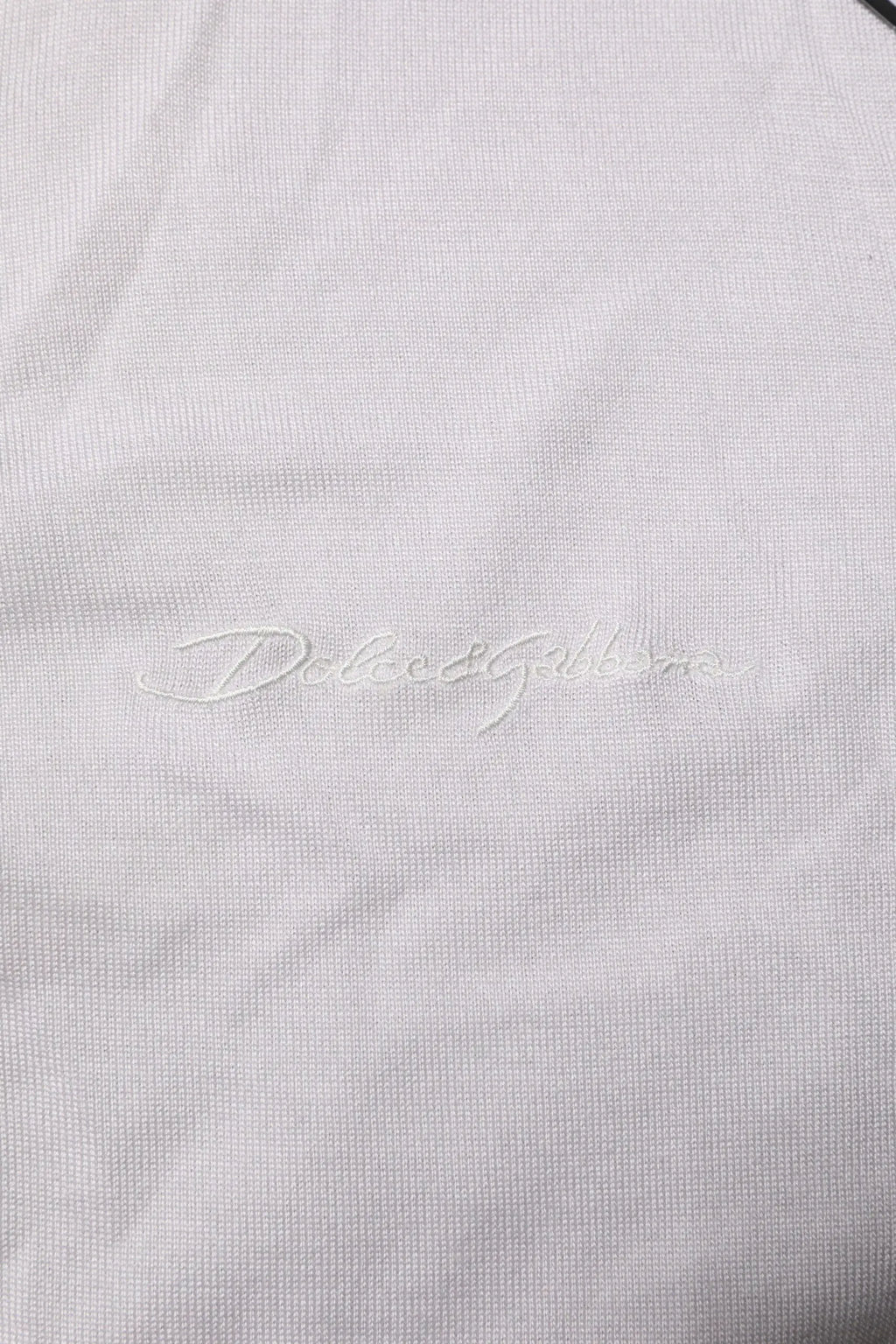 Logo brodé blanc dolce gabbana sur tissu en maille texturé du t-shirt henley homme manches courtes en soie blanc