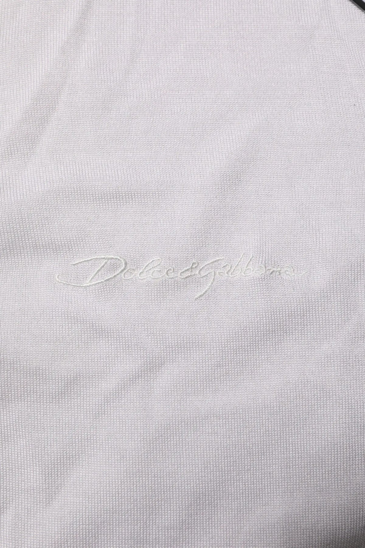 Logo brodé blanc dolce gabbana sur tissu en maille texturé du t-shirt henley homme manches courtes en soie blanc