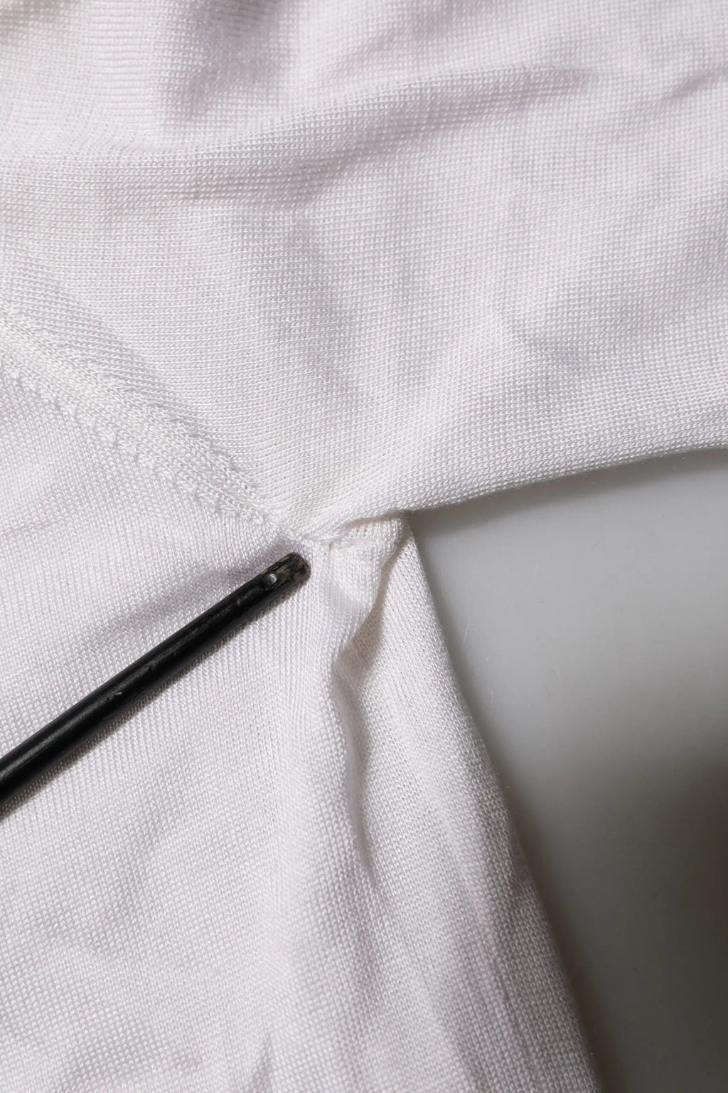 Dolce & gabbana t-shirt henley homme blanc en soie avec aiguille de couture noire près du col