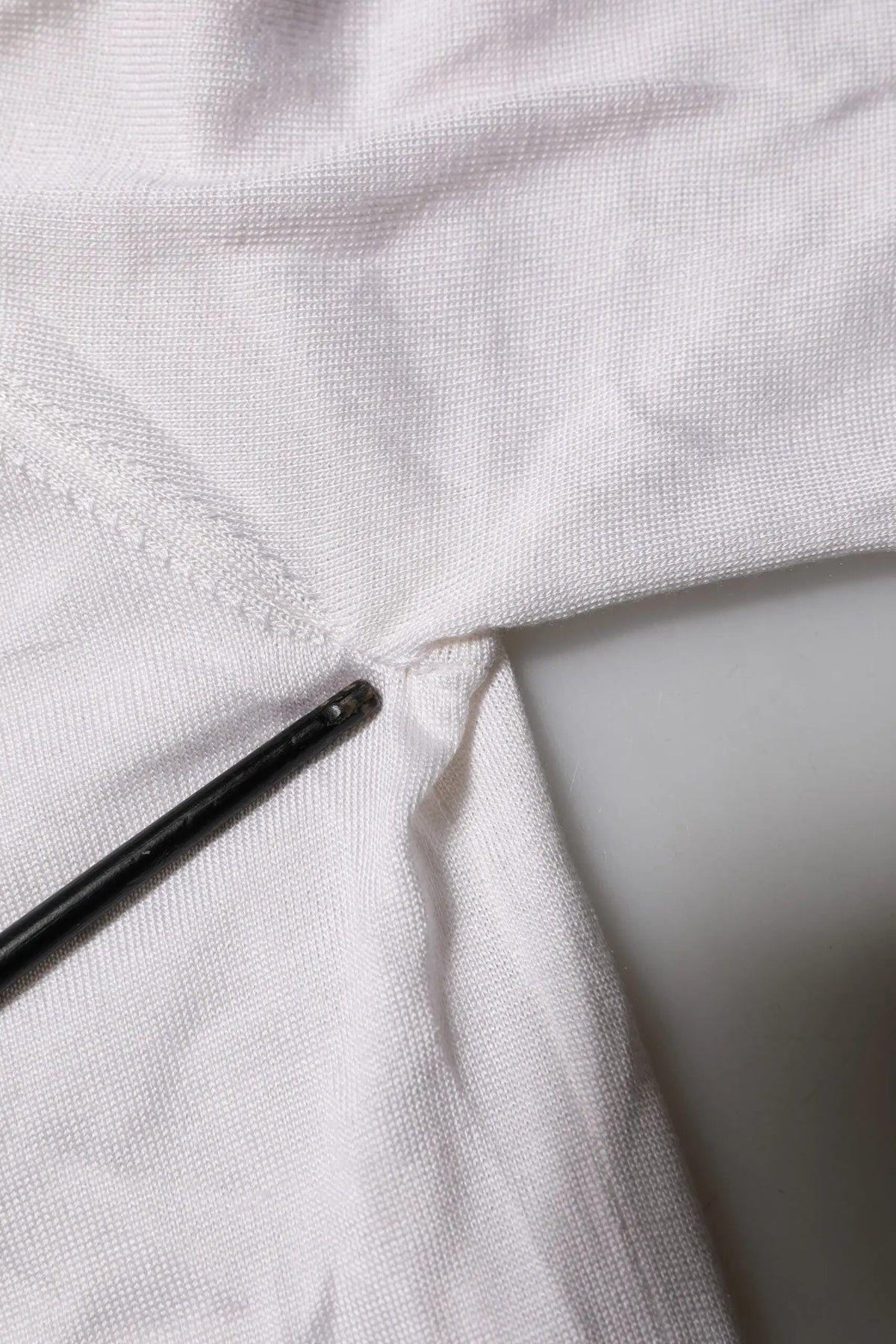 Dolce & gabbana t-shirt henley homme blanc en soie avec aiguille de couture noire près du col