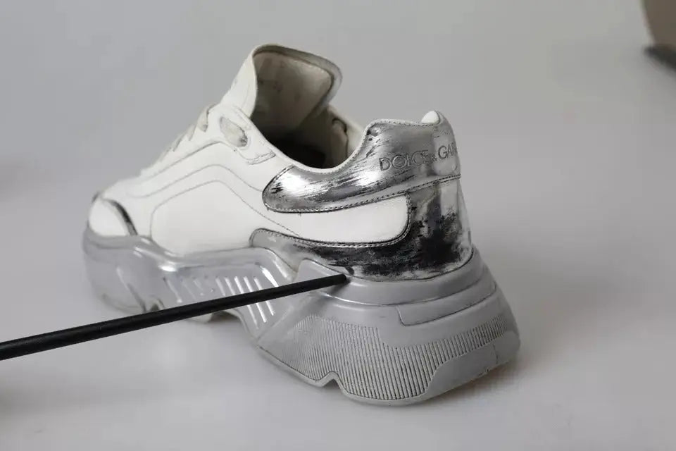 Baskets basses dolce gabbana daymaster blanches et argent avec talon métallique brillant et semelle épaisse