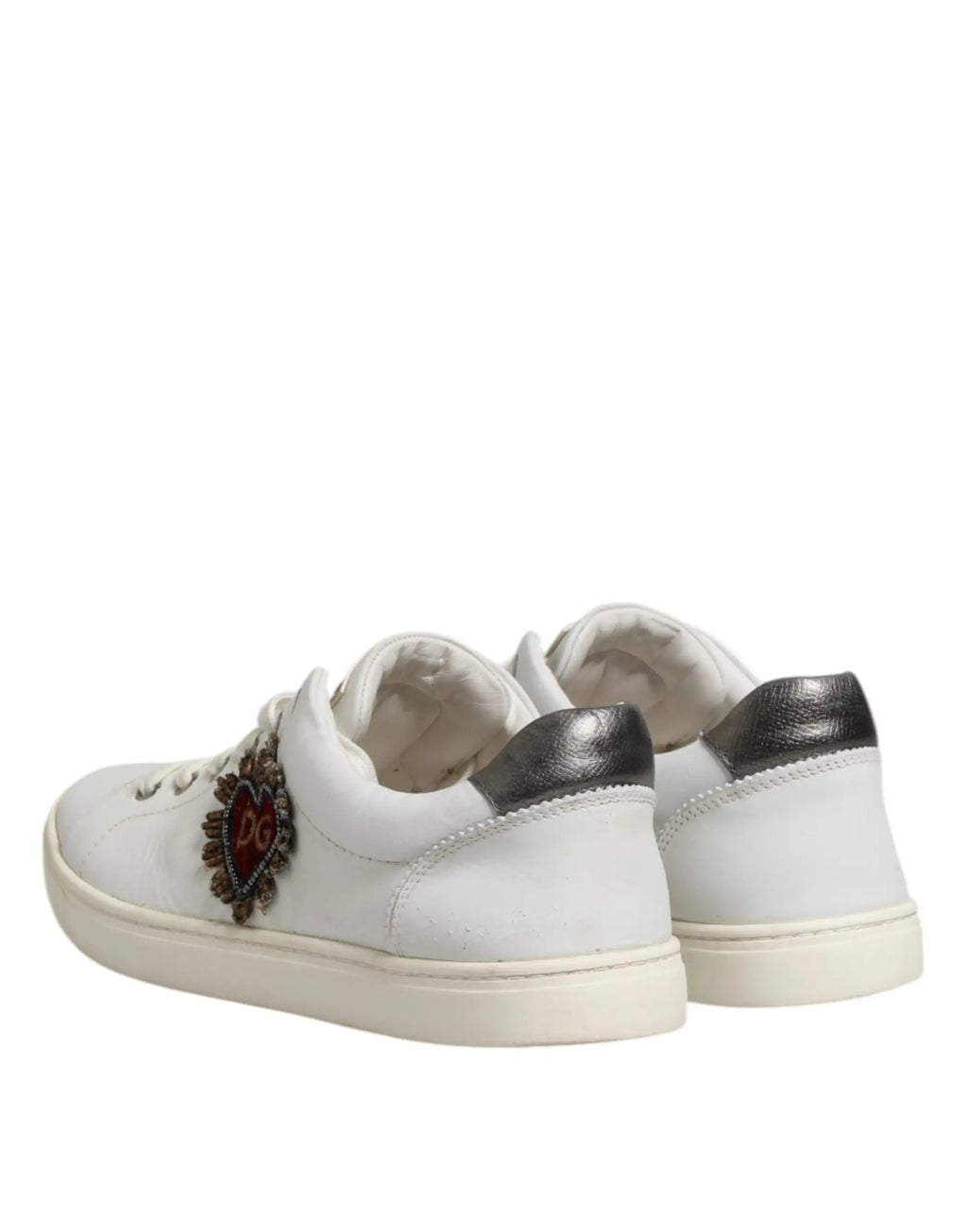 Baskets hommes dolce & gabbana blanches en cuir avec talon argenté métallique et emblème cœur sacré rouge ornée