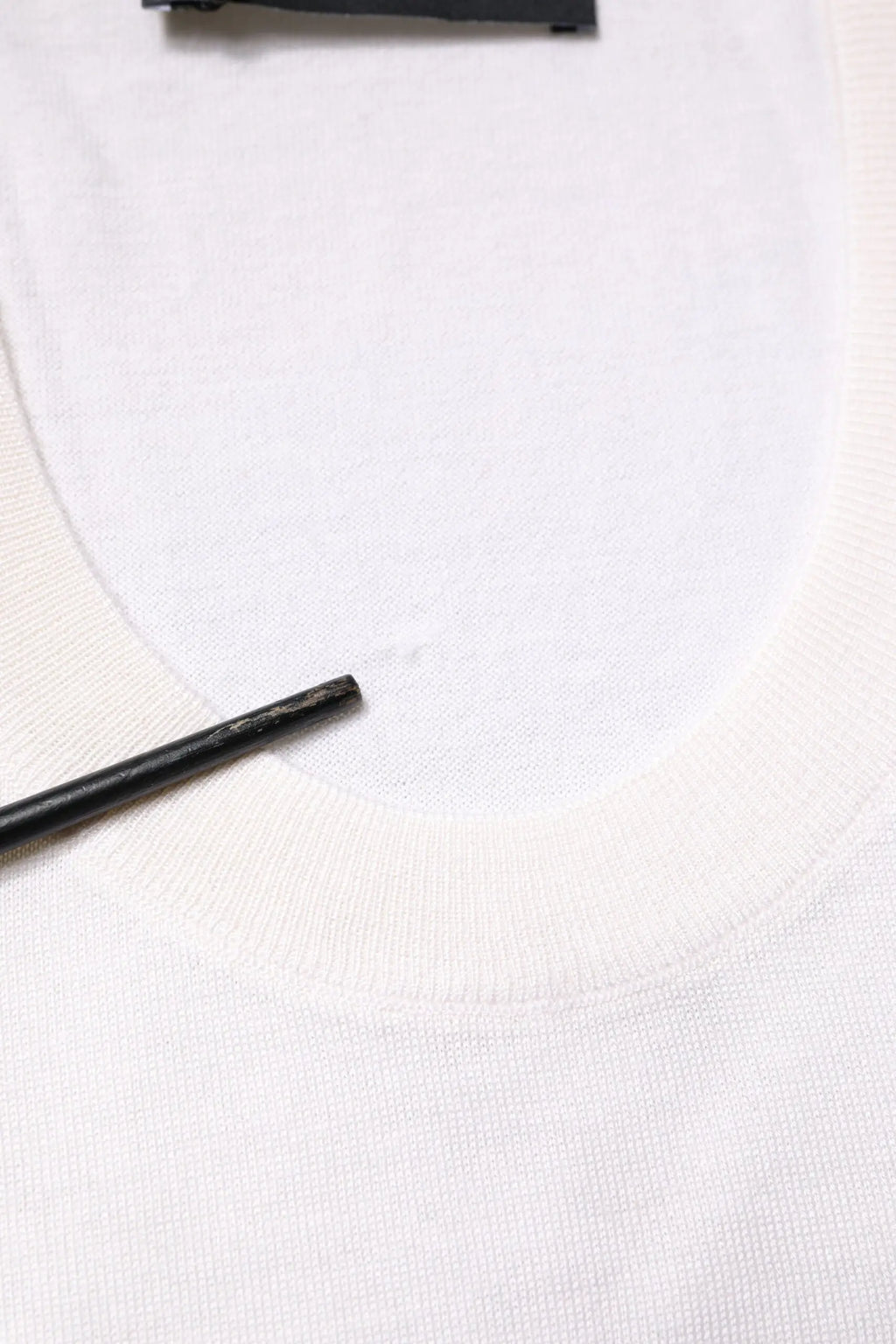 Top sans manches en cachemire blanc dolce & gabbana avec col rond en maille fine et encolure côtelée subtile