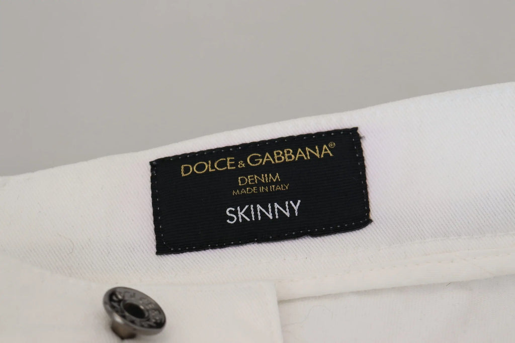 Étiquette noire rectangulaire dolce gabbana denim made in italy sur jean blanc slim skinny en coton stretch