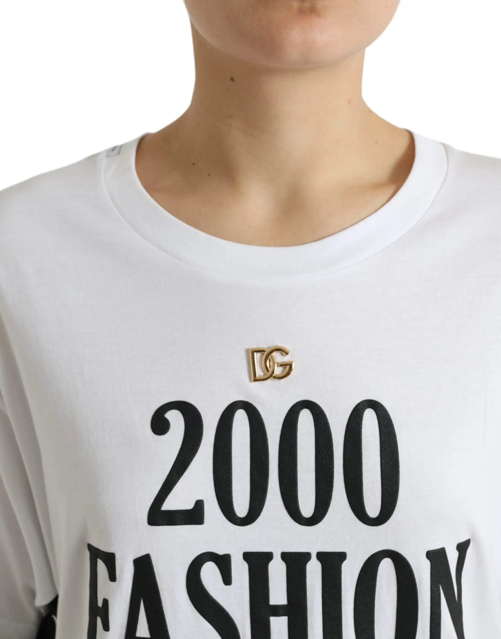 T-shirt blanc dolce & gabbana avec texte noir audacieux 2000 fashion et pin logo dg doré au col