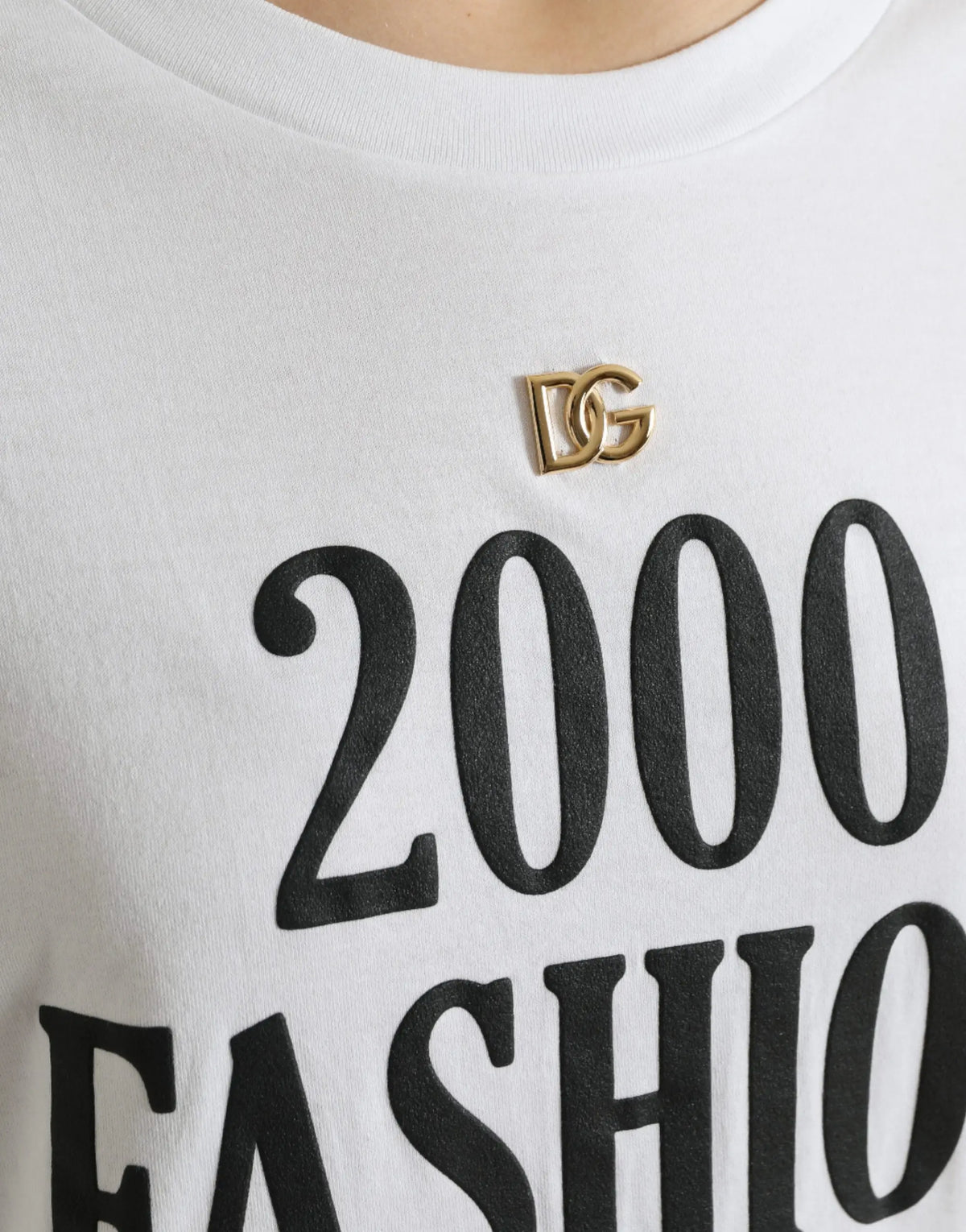 T-shirt blanc en coton Dolce & Gabbana avec slogan noir 2000 fashion et broche logo dg dorée au col