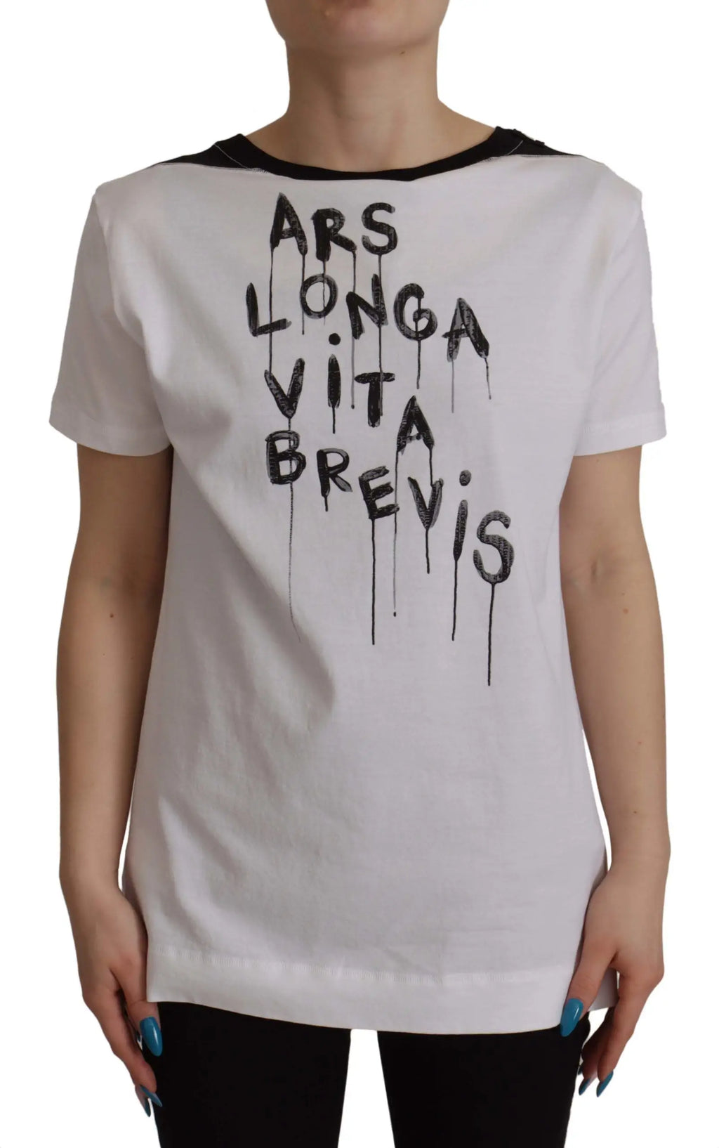 Dolce & Gabbana t-shirt blanc en coton avec texte noir ars longa vita brevis en style peinture qui coule et col noir côtelé