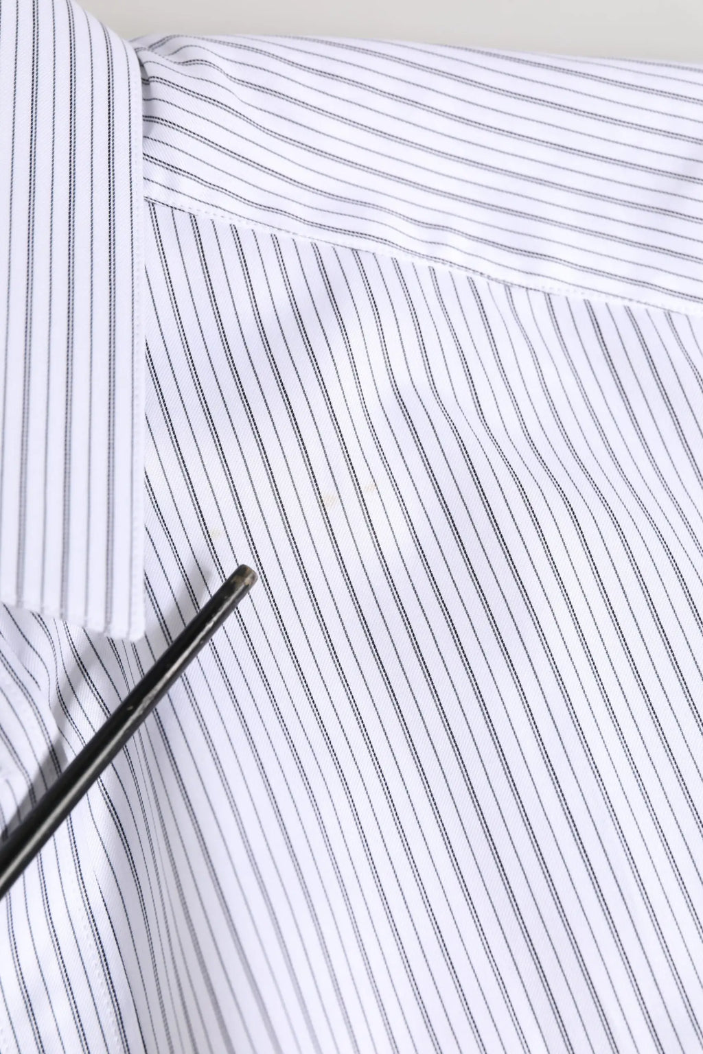 Chemise homme dolce & gabbana en coton blanc à fines rayures verticales noires élégante pour costume