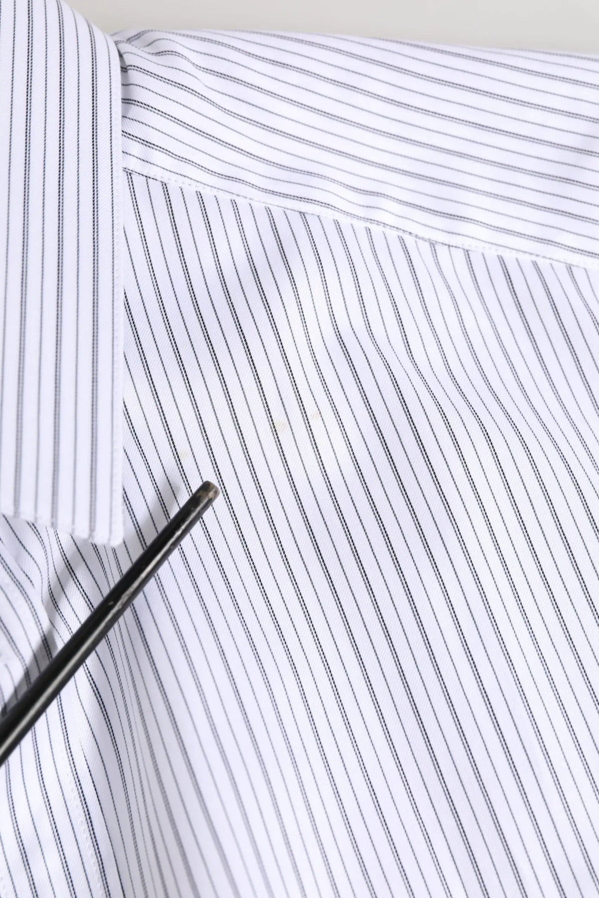 Chemise homme dolce & gabbana en coton blanc à fines rayures verticales noires élégante pour costume