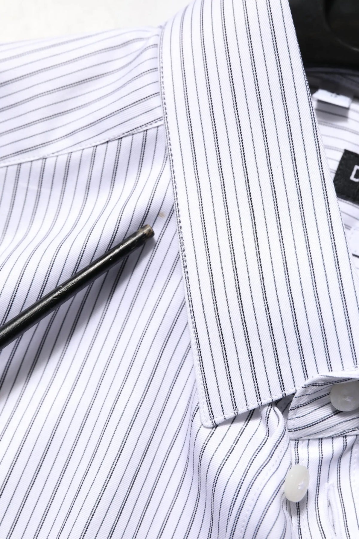 Chemise habillée pour homme dolce gabbana en coton blanc à fines rayures noires avec col pointu classique