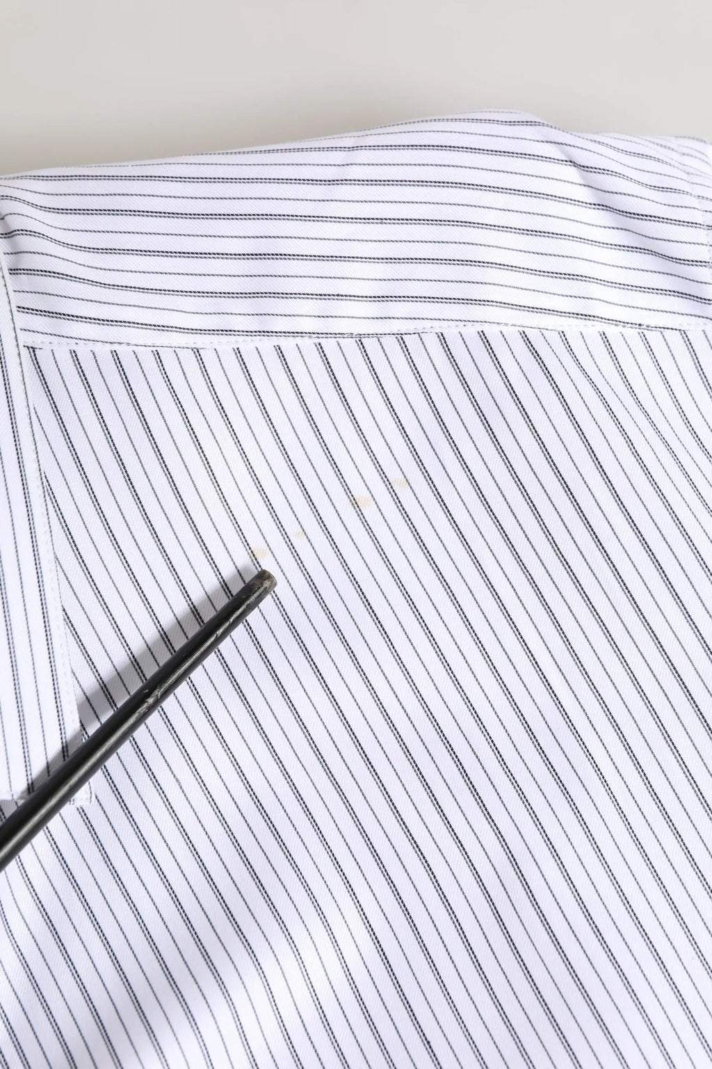 Chemise blanche dolce & gabbana à manches longues avec fines rayures verticales noires en tissu or