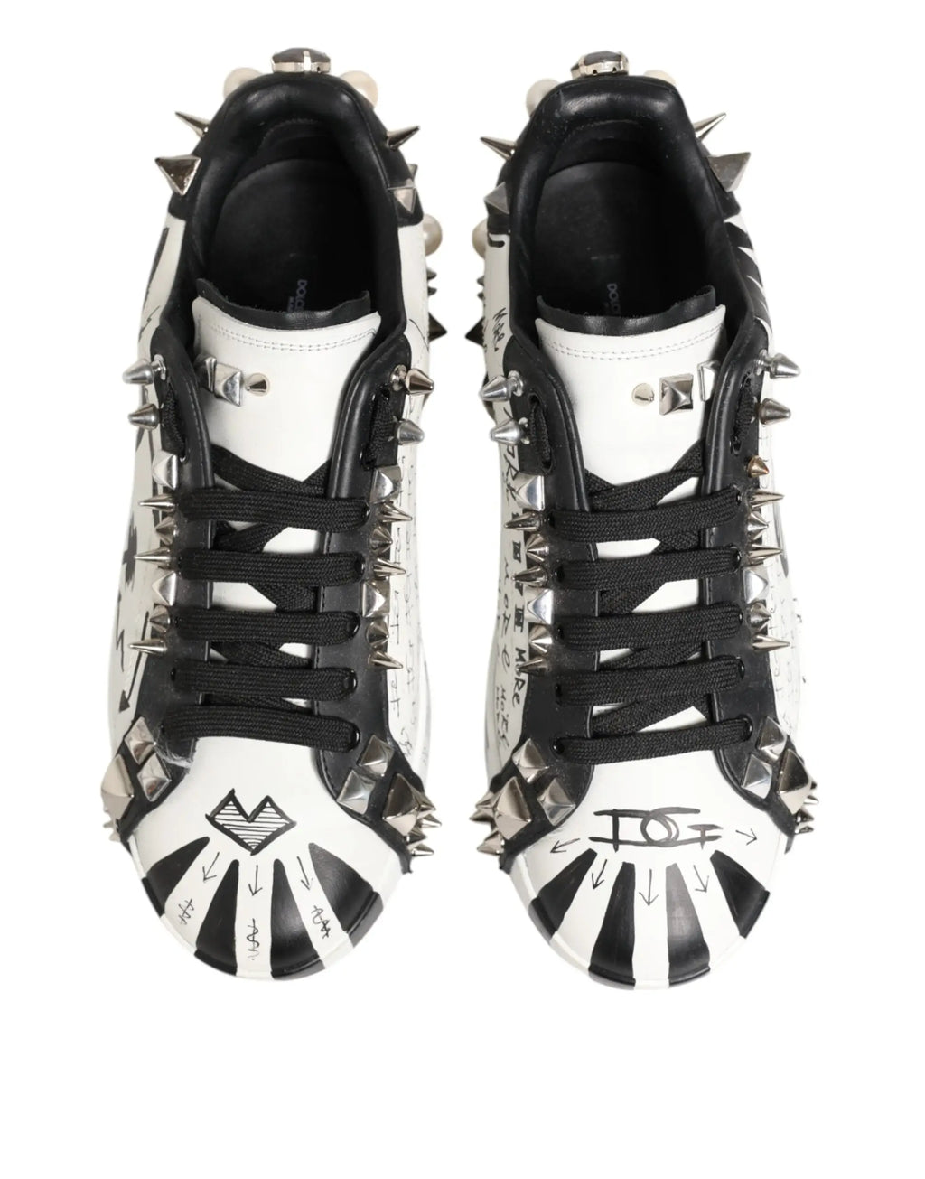Dolce & Gabbana baskets basses blanches à clous métalliques noires avec design graffiti audacieux sur la boîte à orteils