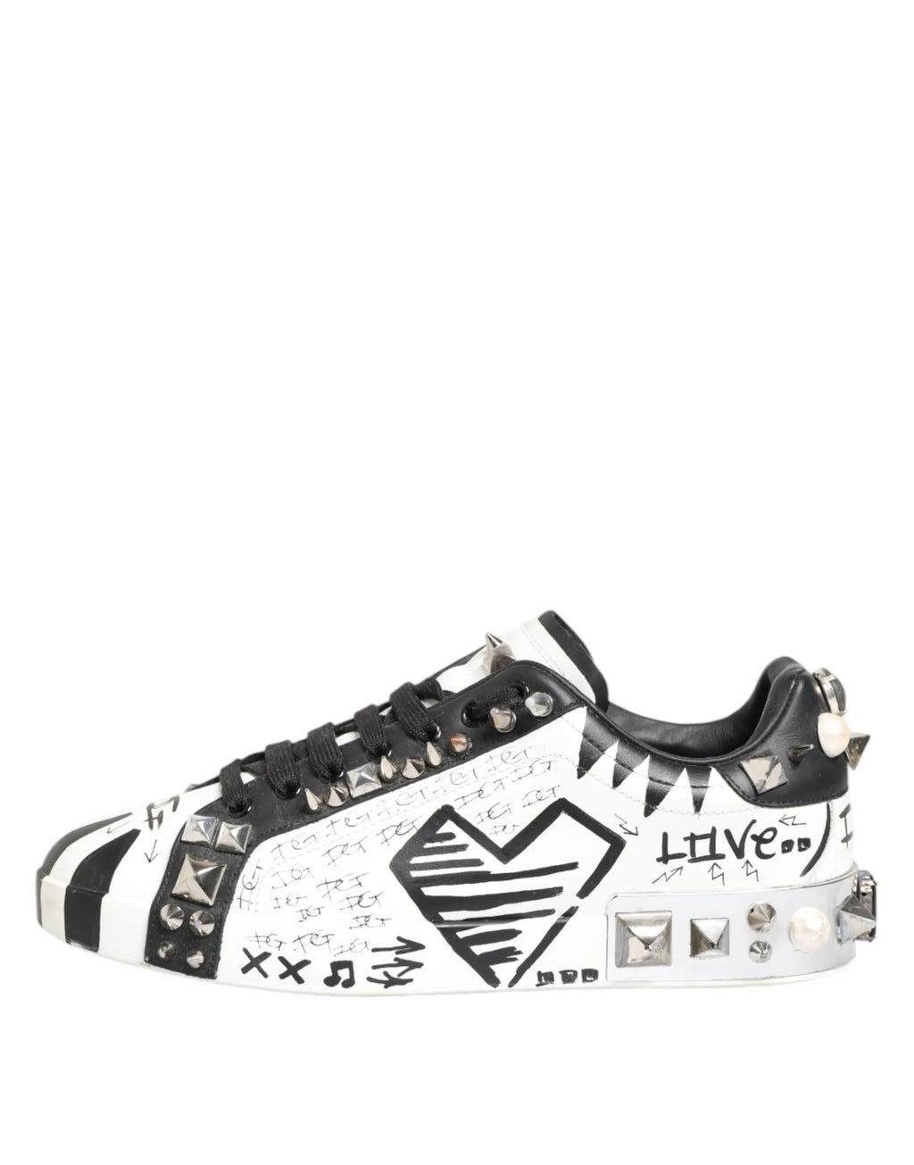 Dolce & gabbana sneakers basses blanches à clous métalliques avec motif cœur en strass et style graffiti noir et blanc