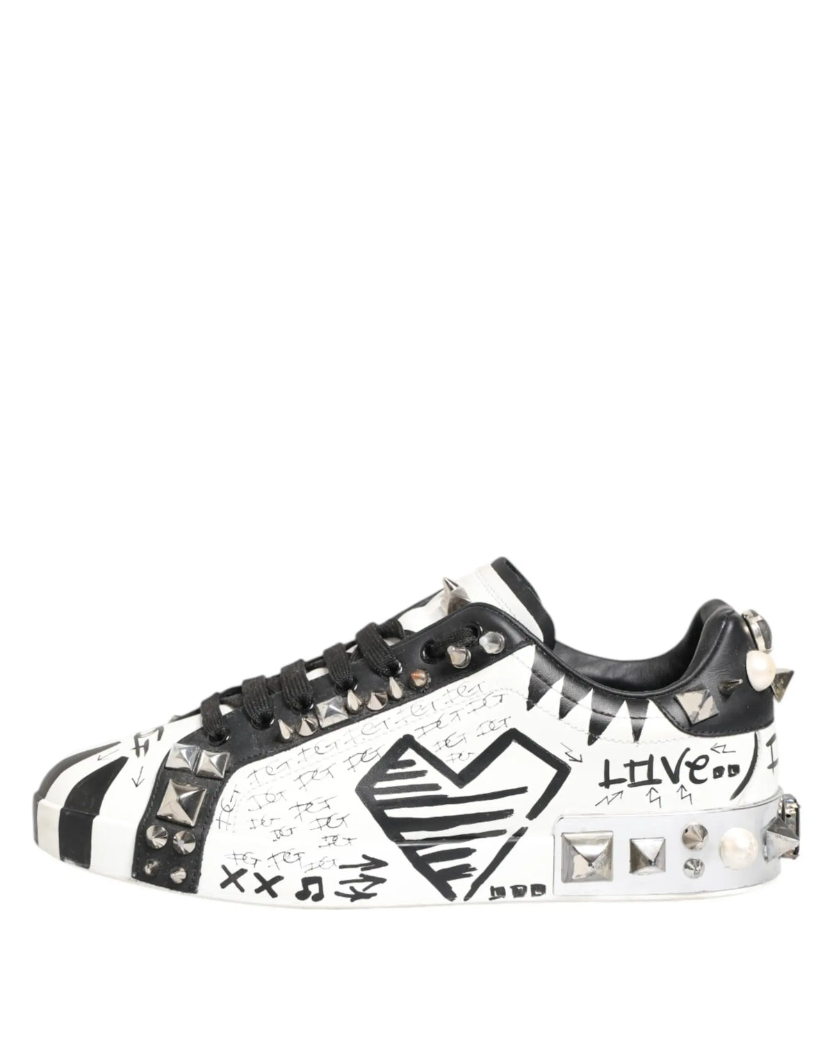 Dolce & gabbana sneakers basses blanches à clous métalliques avec motif cœur en strass et style graffiti noir et blanc