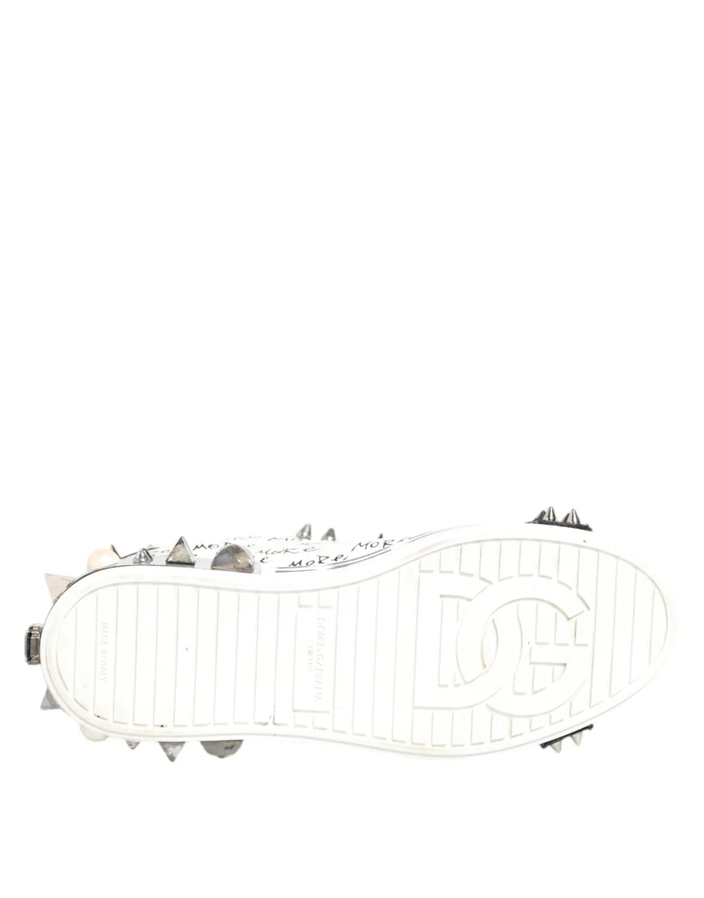 Vue arrière des sneakers basses blanches dolce & gabbana avec spikes métalliques argentés et logo embossé au talon