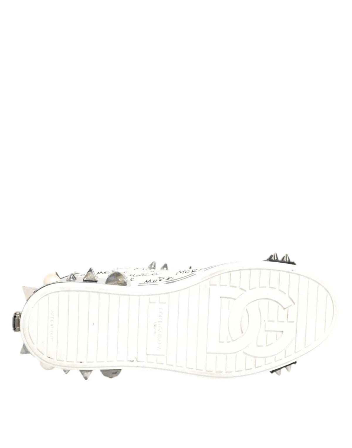 Vue arrière des sneakers basses blanches dolce & gabbana avec spikes métalliques argentés et logo embossé au talon